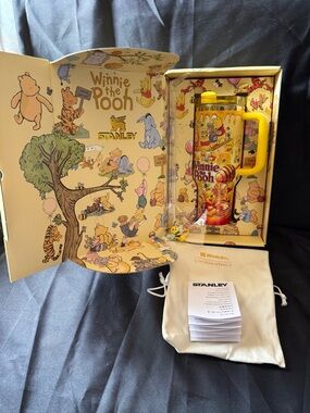 New Stanley 40oz Winnie the Pooh Yellow Gift Box Dust Bag Straw Topper Straw